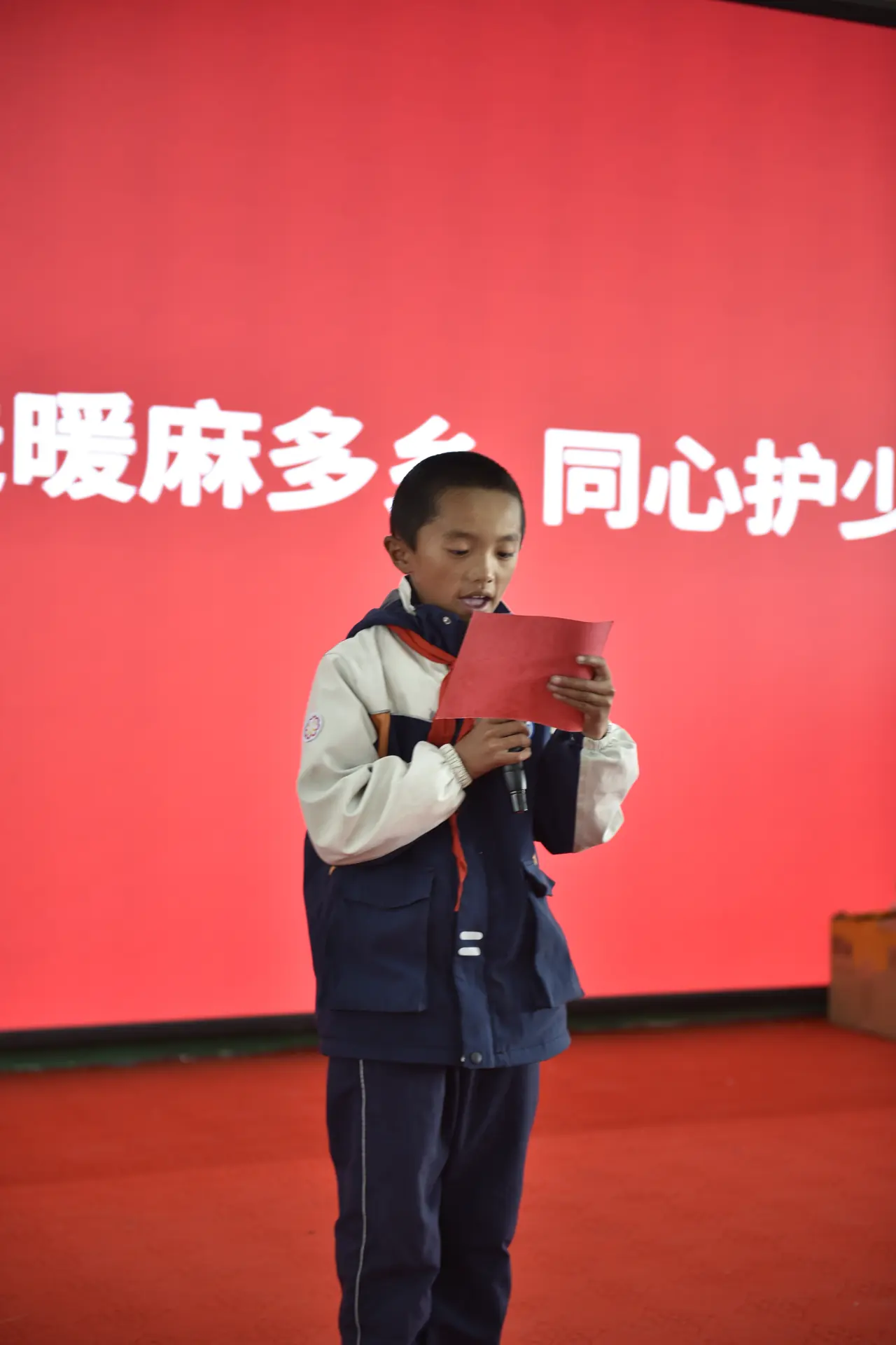 少年代表在公益活动中发言