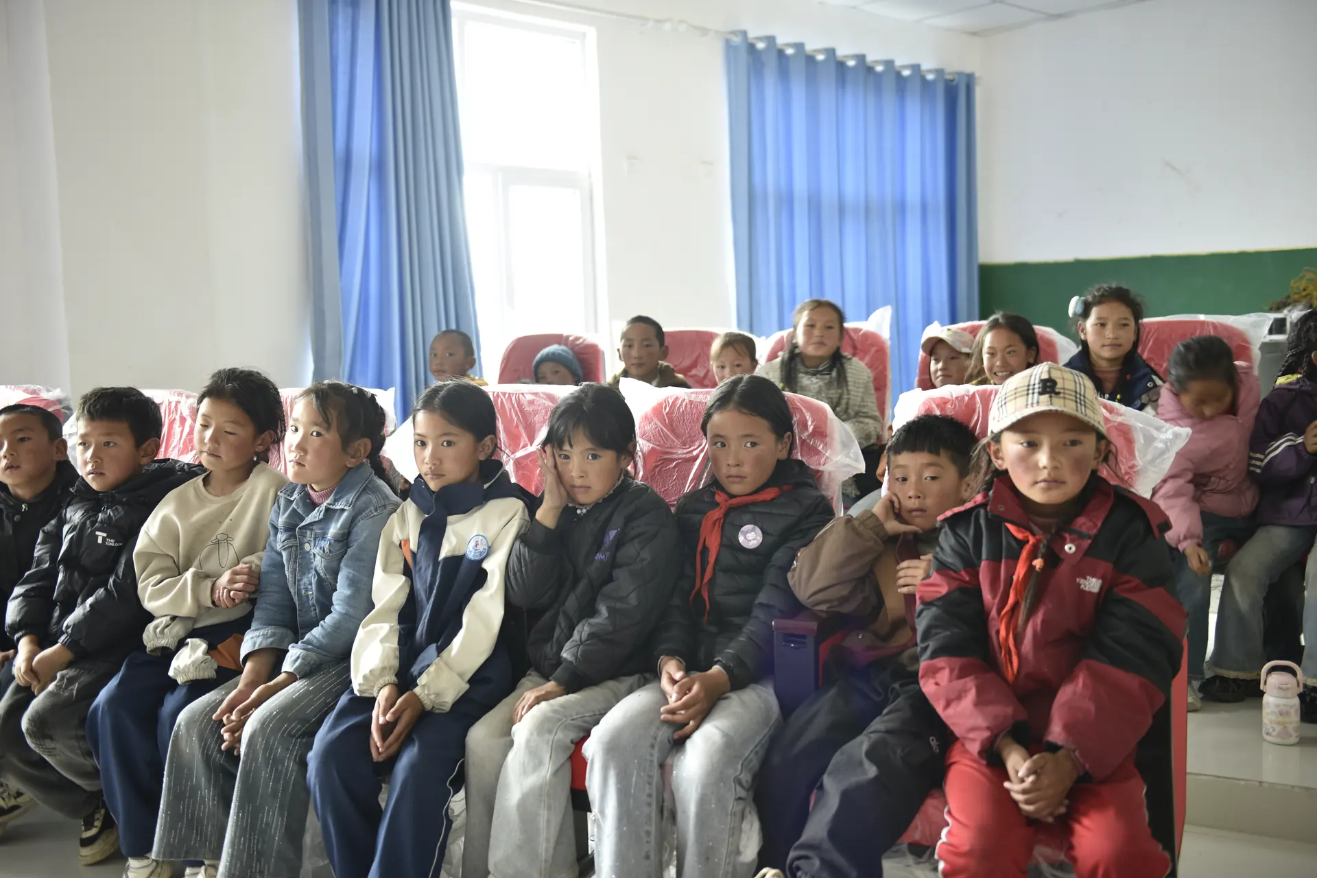 公益活动会场内认真聆听的学生