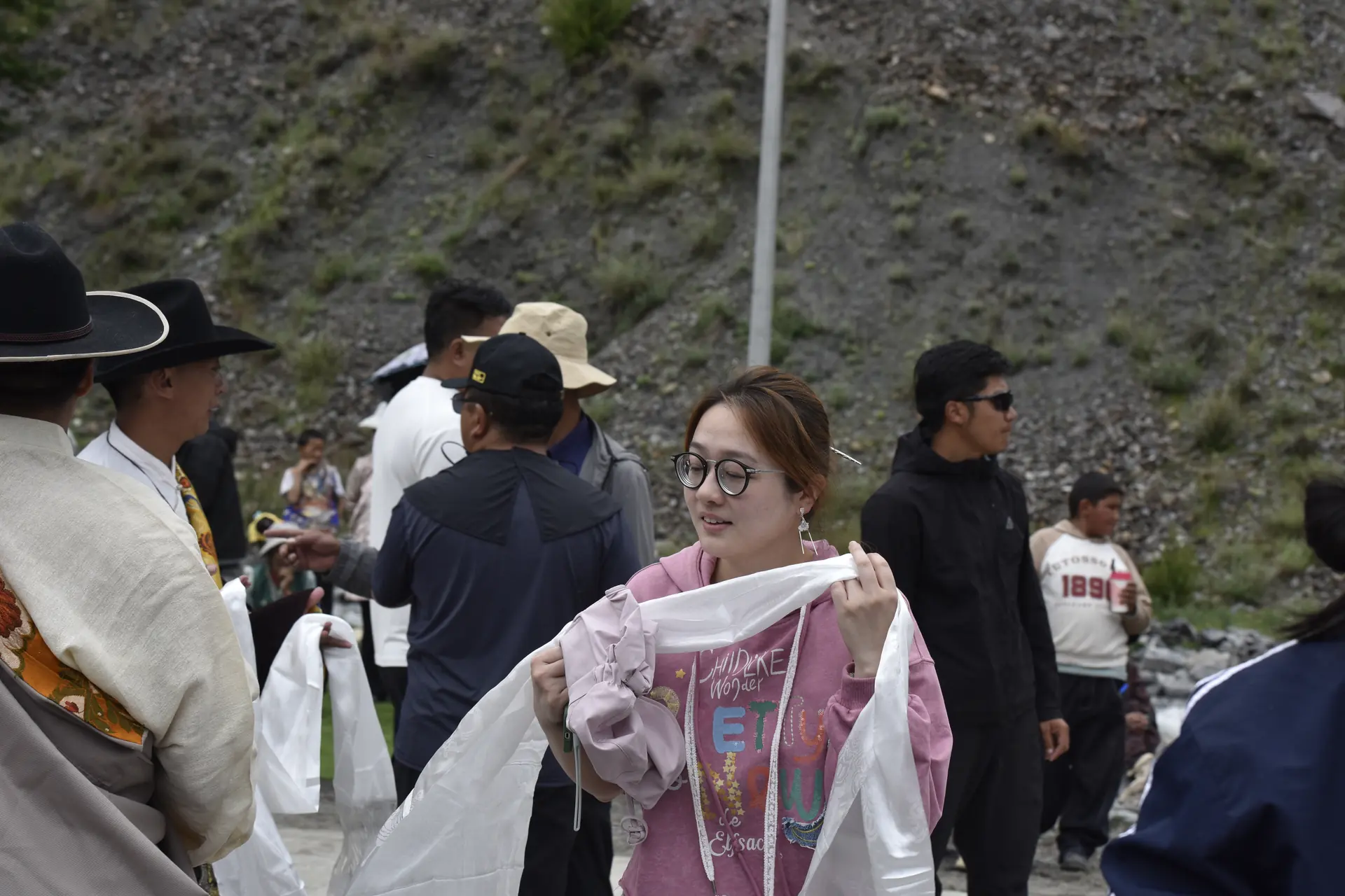 志愿者向当地伙伴赠送纪念品