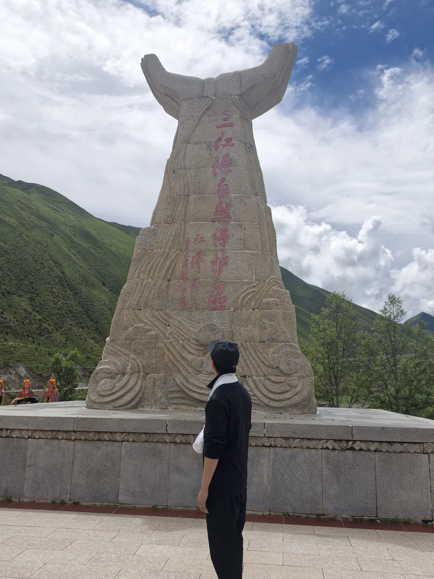 高原山谷中的黄河源纪念碑