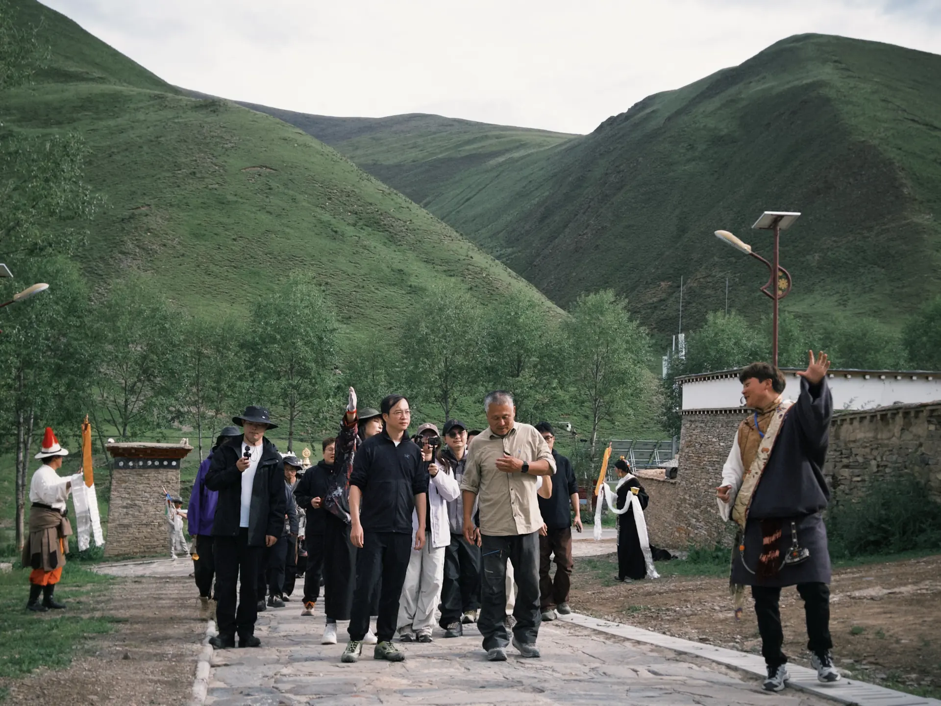 团队沿着高原山谷共同前行